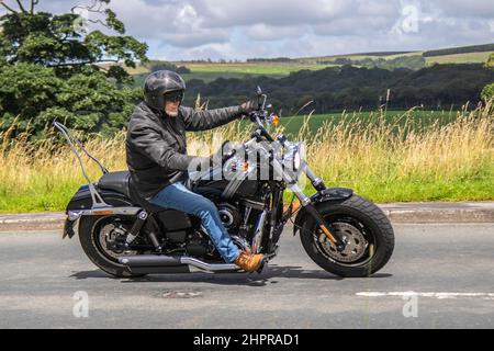 Motorradfahrer; zwei Rädern Transport, Motorräder, Fahrzeug, Straßen, Motorräder, Motorrad-Fahrer motoring in Chorley, Großbritannien Stockfoto