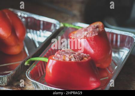 Paprika gefüllt mit Hackfleisch Füllung in einer Backform aus Aluminium. Stockfoto