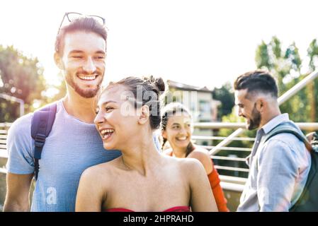 Happy Friends Gruppe genießen Radtour durch den Stadtpark - Freundschaftskonzept mit jungen echten Menschen auf Frühlings-Sommertuch Spaß zusammen - Brigh Stockfoto