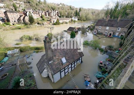 Überflutete Grundstücke neben dem Fluss Severn nach starken Winden und nassem Wetter in Ironbridge, Shropshire. Das Umweltbundesamt fordert die Gemeinden in Teilen der West Midlands und Yorkshire, insbesondere an den Fluten Severn und Ouse, dringend auf erhebliche Überschwemmungen nach starken Regenfällen des Sturms Franklin vorbereitet zu sein. Bilddatum: Mittwoch, 23. Februar 2022. Stockfoto