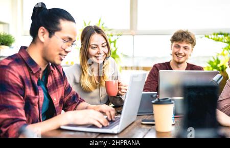 Junge Mitarbeiter Mitarbeiter teilen Inhalte auf dem Laptop im Startup-Studio - Human Resource Business und Teamwork-Konzept auf Büroarbeitszeit - Start up Stockfoto