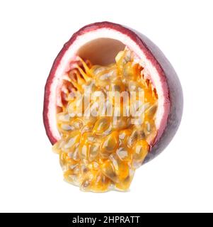 Passionsfrucht isoliert auf weißem Hintergrund. Die Hälfte der Passionsfrucht oder Maracuya, exotische Früchte. Beschneidungspfad Stockfoto