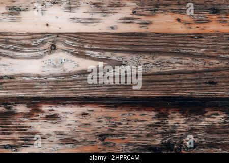 Holzstruktur Hintergrund, verwitterte braune Planke aus Scheune. Dunkle Holzstruktur Hintergrundfläche mit altem Naturmuster Stockfoto
