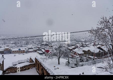 Kaschmir, Indien , 23/02/2022, Srinagar, Indien. 23rd. Februar 2022. Eine Luftaufnahme der Stadt Srinagar inmitten von starkem Schneefall.das Kaschmir-Tal am Mittwochmorgen erwachte zu einer schweren Schneedecke, die das normale Leben der Menschen gestört hat. Der Flugbetrieb, der Oberflächentransport und die Routineaktivitäten des Lebens kamen zum Stillstand. Kredit: SOPA Images Limited/Alamy Live Nachrichten Stockfoto