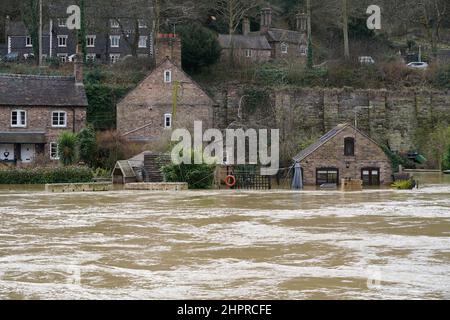 Überflutete Grundstücke neben dem Fluss Severn nach starken Winden und nassem Wetter in Ironbridge, Shropshire. Das Umweltbundesamt fordert die Gemeinden in Teilen der West Midlands und Yorkshire, insbesondere an den Fluten Severn und Ouse, dringend auf erhebliche Überschwemmungen nach starken Regenfällen des Sturms Franklin vorbereitet zu sein. Bilddatum: Mittwoch, 23. Februar 2022. Stockfoto