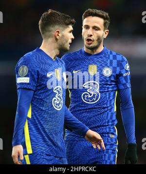 London, Gbr. 22nd. Februar 2022. Saul Niguez aus Chelsea mit seinem Teamkollegen Christian Pulisic während des Fußballspiels Chelsea gegen Lille, UEFA Champions League, Stamford Bridge, London, Großbritannien - 22. Februar 2022 Quelle: Michael Zemanek/Alamy Live News Stockfoto