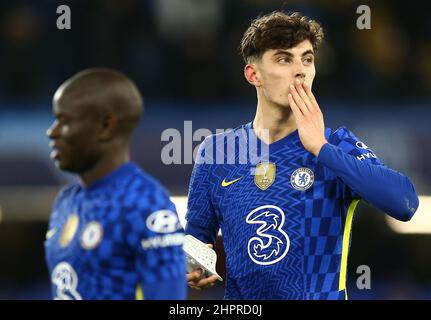 London, Gbr. 22nd. Februar 2022. Kai Havertz von Chelsea würdigt die Fans während des Fußballspiels Chelsea gegen Lille, UEFA Champions League, Stamford Bridge, London, Großbritannien - 22. Februar 2022 Quelle: Michael Zemanek/Alamy Live News Stockfoto