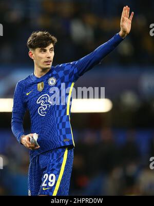 London, Gbr. 22nd. Februar 2022. Kai Havertz von Chelsea würdigt die Fans während des Fußballspiels Chelsea gegen Lille, UEFA Champions League, Stamford Bridge, London, Großbritannien - 22. Februar 2022 Quelle: Michael Zemanek/Alamy Live News Stockfoto