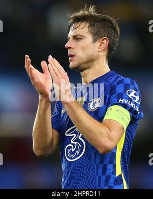 London, Gbr. 22nd. Februar 2022. Cesar Azpilicueta aus Chelsea applaudiert den Fans während des Fußballspiels Chelsea gegen Lille, UEFA Champions League, Stamford Bridge, London, Großbritannien - 22. Februar 2022 Quelle: Michael Zemanek/Alamy Live News Stockfoto