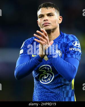 London, Gbr. 22nd. Februar 2022. Thiago Silva aus Chelsea applaudiert den Fans während des Fußballspiels Chelsea gegen Lille, UEFA Champions League, Stamford Bridge, London, Großbritannien - 22. Februar 2022 Quelle: Michael Zemanek/Alamy Live News Stockfoto