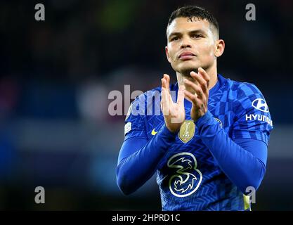 London, Gbr. 22nd. Februar 2022. Thiago Silva aus Chelsea applaudiert den Fans während des Fußballspiels Chelsea gegen Lille, UEFA Champions League, Stamford Bridge, London, Großbritannien - 22. Februar 2022 Quelle: Michael Zemanek/Alamy Live News Stockfoto