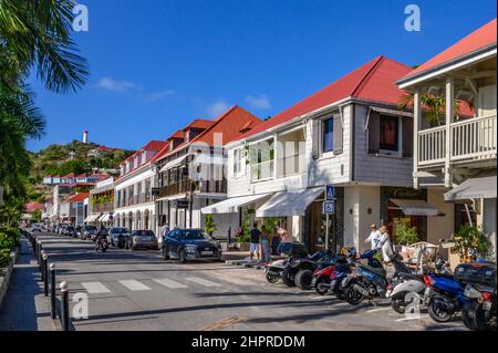 Haupteinkaufsstraße von Gustavia, Hauptstadt von Saint-Barth: Die Rue de la République. Foto: Hilke Maunder Stockfoto