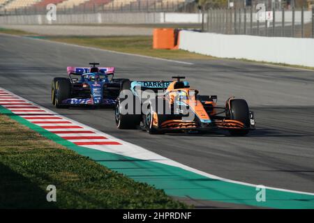 Montmelo, Spanien. 23rd. Februar 2022. Tests: Formel 1, Tests vor der Saison 2022, Tag 1: Lando Norris aus Großbritannien vom Team McLaren ist auf Kurs vor Fernando Alonso aus Spanien vom Team Alpine. Kredit: Hasan Bratic/dpa/Alamy Live Nachrichten Stockfoto