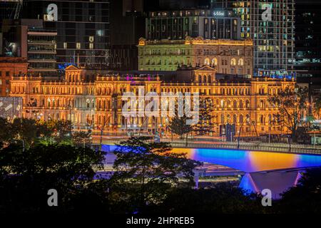 Brisbane Treasury Casino mit farbigen Lichtern bei Nacht. Brisbane, Queensland, Australien Stockfoto