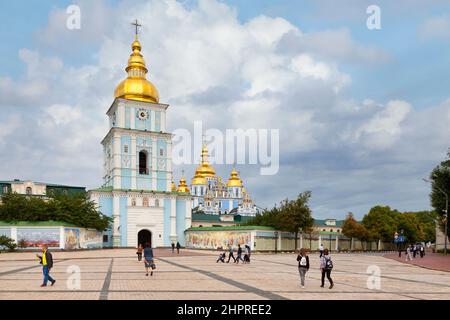 Kiew, Ukraine - Juli 03 2018: Das Kloster des heiligen Michael mit seiner Goldenen Kuppel ist ein funktionierendes Kloster am rechten Ufer des Flusses Dnjepr. Stockfoto