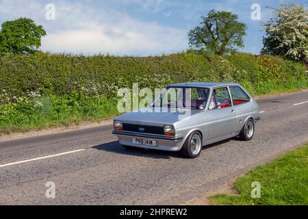 Ford Fiesta 2DR 1117cc, silber, 1981 80s, auf dem Weg zur Capesthorne Hall Classic Car Show im Mai, Ceshire, Großbritannien Stockfoto