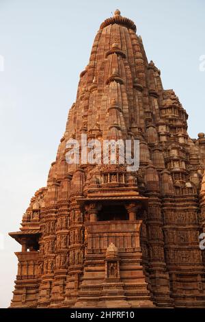 Kandariya Mahadev Tempel, erbaut von Chandela Kings zwischen 9th. & 10th. Jahrhundert n. Chr., der größte Tempel in Khajuraho in Madhya Pradesh, Indien. Stockfoto