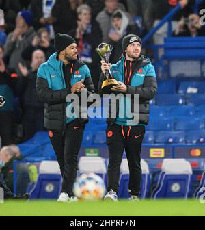 London, Großbritannien. 22nd. Februar 2022. 22. Februar 2022 - Chelsea gegen Lille - Stamford Bridge - Champions League die Chelsea-Mannschaft Reece James und Ben Chilwell ziehen vor dem Champions-League-Spiel gegen Lille die FIFA-Club-Weltmeisterschaft vor den Fans. Bildnachweis: Kredit: Mark Pain/Alamy Live Nachrichten Stockfoto