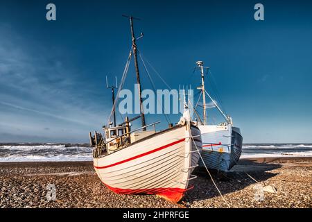 Kleine Fischerboote auf dem Landeplatz von Lild Beach an der Nordseeküste, Dänemark Stockfoto