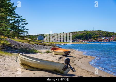 Zwei Boote liegen an der Nordküste der Südkoster-Insel und bieten einen wunderschönen Blick auf die Nordkoster-Insel, Bohuslän, Schweden. Stockfoto