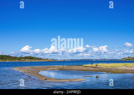 Landzunge und Fairway zwischen den Koster-Inseln, von der Nordküste der Südkoster-Insel aus gesehen, Bohuslän, Västra Götalands län, Schweden. Stockfoto