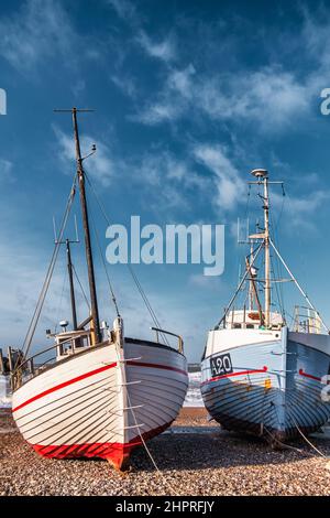 Kleine Fischerboote auf dem Landeplatz von Lild Beach an der Nordseeküste, Dänemark Stockfoto