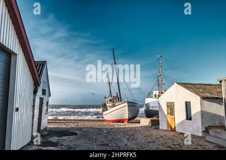 Kleine Fischerboote auf dem Landeplatz von Lild Beach an der Nordseeküste, Dänemark Stockfoto