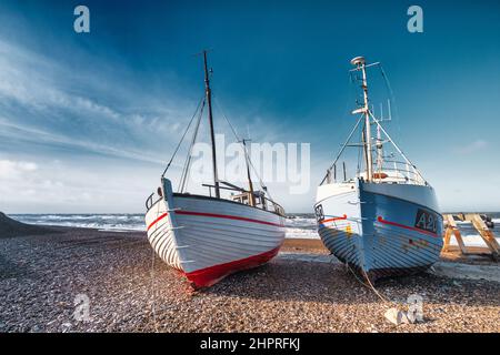 Kleine Fischerboote auf dem Landeplatz von Lild Beach an der Nordseeküste, Dänemark Stockfoto