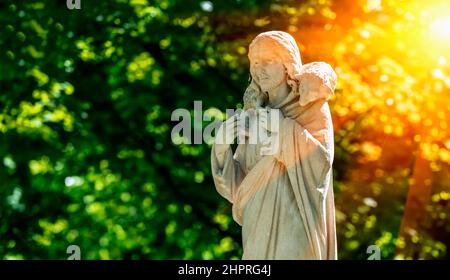 Alte Statue von Jesus Christus Guten Hirten. Speicherplatz kopieren. Stockfoto