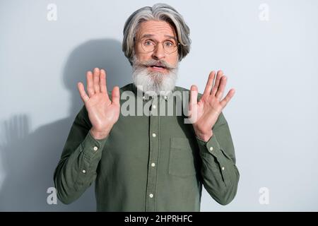 Porträt von attraktiven besorgt verwirrt grauhaarigen Mann Überraschung Emotion isoliert über grauen Pastellfarben Hintergrund Stockfoto