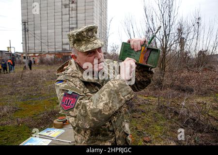 SIURTE, UKRAINE - 19. FEBRUAR 2022 - Ein Mitglied der Bewegung der Veteranen von Zakarpattia ist während einer militärischen Übung für Zivilisten, Siurt, abgebildet Stockfoto