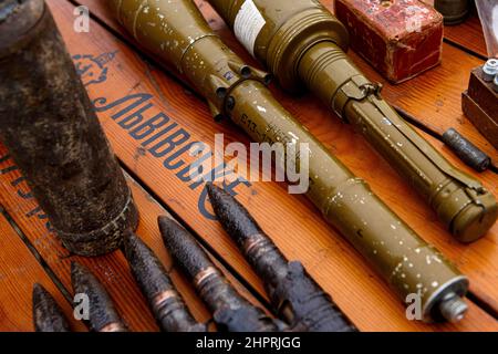 SIURTE, UKRAINE - 19. FEBRUAR 2022 - die verschiedenen Munitionsarten sind während einer von der Bewegung durchgeführten militärischen Übung für Zivilisten ausgestellt Stockfoto