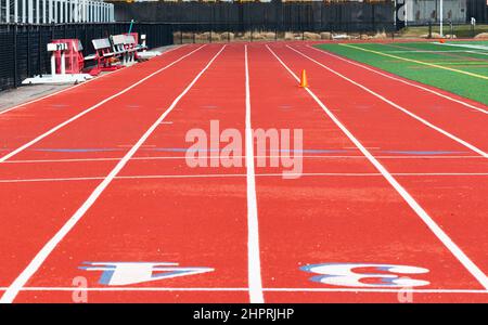 Eine rote Strecke mit blauen Umrissen von der Ziellinie bis zur 100 Meter langen Startlinie sieht aus. Stockfoto