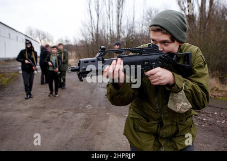 SIURTE, UKRAINE - 19. FEBRUAR 2022 - Ein Teilnehmer zeigt ein Gewehr während einer militärischen Übung für Zivilisten, die von der Bewegung der Veteranen o durchgeführt wurde Stockfoto