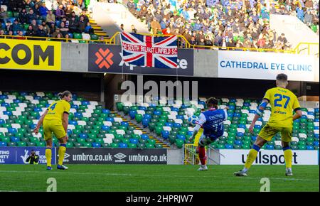 Fotos von Linfield vs. Dungannon Swifts in der Premiership der Danske Bank am Samstag, den 30.. Oktober 2021 im Windsor Park, Belfast. Stockfoto