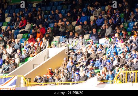 Fotos von Linfield vs. Dungannon Swifts in der Premiership der Danske Bank am Samstag, den 30.. Oktober 2021 im Windsor Park, Belfast. Stockfoto