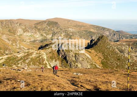 Bergwanderungen, Wanderer am Otovitsa Ridge auf dem europäischen Fernwanderweg E4 mit Blick auf die sieben Rila-Seen im Rila-Berg, Bulgarien Stockfoto