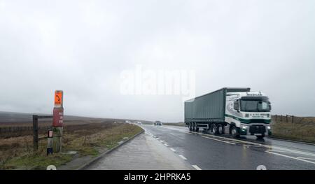 Woodhead Pass, der Greater Manchester mit South Yorkshire verbindet. Die A628 ist eine Hauptverbindungsstraße, die aufgrund des schlechten Wetters geschlossen werden kann Stockfoto