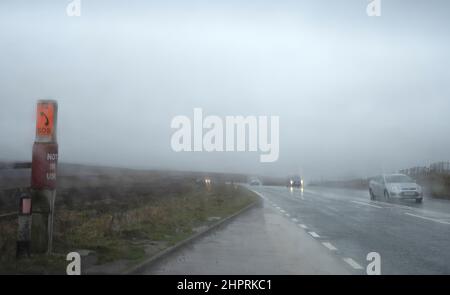 Woodhead Pass, der Greater Manchester mit South Yorkshire verbindet. Die A628 ist eine Hauptverbindungsstraße, die aufgrund des schlechten Wetters geschlossen werden kann Stockfoto