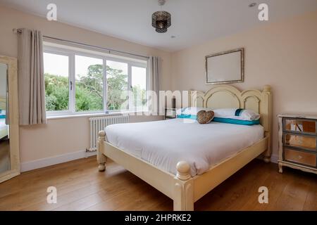 Swavesey, Cambridgeshire - August 22 2018: Schönes, modernes Designer-Schlafzimmer mit traditionellen, hochklassigen Möbeln und Holzboden Stockfoto