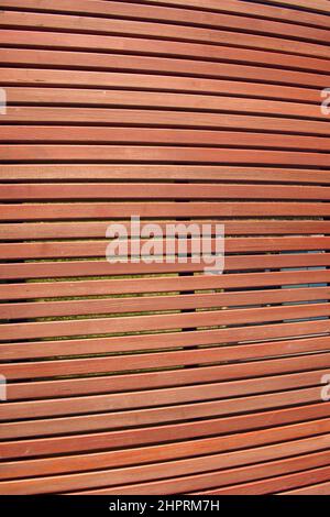 Wandstruktur aus glatten dunkelbraunen natürlichen Holzlatten. Oberfläche aus Holz Lattenrost für abstrakten Hintergrund. Schild mit Holzlatten. Stockfoto