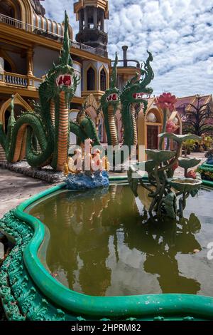 Ein Teich mit Tonlotusblumen und chinesischen Drachen am Eingang zum buddhistischen Tempel Tiger Cave in der Provinz Krabi, Thailand. Figuren von Seepferden und f Stockfoto