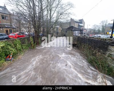 Holmfirth, West Yorkshire, England, 21st. Februar 2022, Der Sturm schwellte den Fluss Holme an, der durch Holmfirth nach dem sintflutartigen Regen des Sturms Fr. Stockfoto