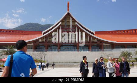 (220223) -- VIENTIANE, 23. Februar 2022 (Xinhua) -- das Foto vom 9. Februar 2022 zeigt den Bahnhof Luang Prabang entlang der China-Laos-Eisenbahn in Luang Prabang, Laos. Die Laos-China Railway Company (LCRC) hat angekündigt, dass sie neben den beiden bestehenden Hochgeschwindigkeitszügen der EMU (elektrische Mehreinheiten) auch langsamere Züge betreiben wird, um den wachsenden Bedarf der Passagiere zu decken. Der LCRC betreibt täglich zwei Paar Emu-Züge, ein Paar zwischen Vientiane und Boten, das an China grenzt, und ein weiteres zwischen Vientiane und der alten Hauptstadt Luang Prabang. (Foto von Li Huan/Xinhua) Stockfoto