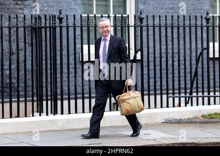 Michael Gove, britischer Downing Street Secretary of State for Leveling Up, Housing and Communities, verlässt die Nummer 10 vor der Fraktie des Premierministers dieser Woche Stockfoto