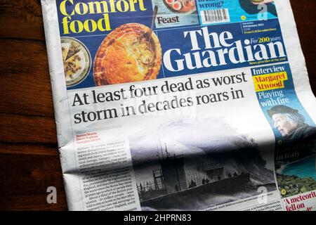 „Mindestens vier Tote, als der schlimmste Sturm seit Jahrzehnten brüllt“, titelt die Zeitung Guardian am 18. Februar 2022 in London, Großbritannien Stockfoto