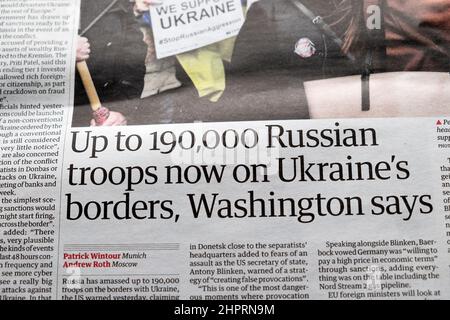 „Bis zu 190.000 russische Truppen befinden sich jetzt an den Grenzen der Ukraine, sagt Washington“, titelt die Zeitung Guardian die Ukraine, die London UK am 19. Februar 2022 ausclippt Stockfoto