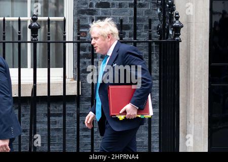 Der britische Premierminister Boris Johnson verlässt sein Büro in der Downing Street Nr. 10, um an den Fragen des Premierministers in dieser Woche im Parlament teilzunehmen. Stockfoto