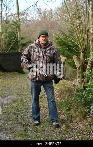 Ein Jäger mit einem Jagdgewehr in Großbritannien. Stockfoto