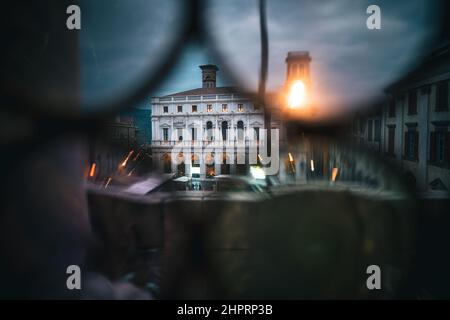 Biblioteca Civica Angelo Mai durch ein altes Fenster über den Squa gesehen Stockfoto